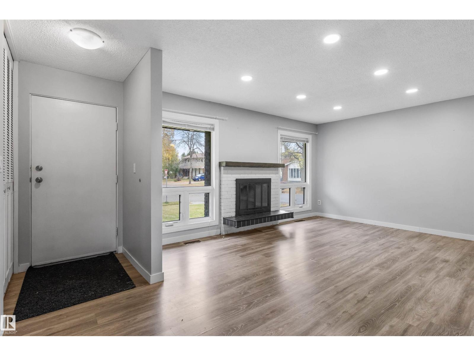 1 LLOYD PL