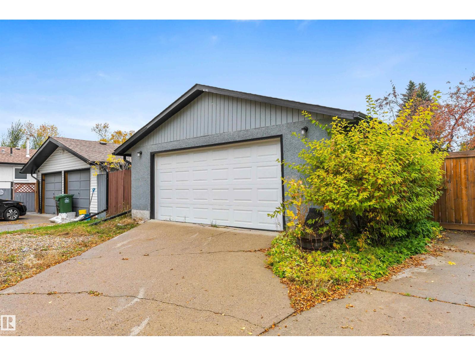 1 LLOYD PL