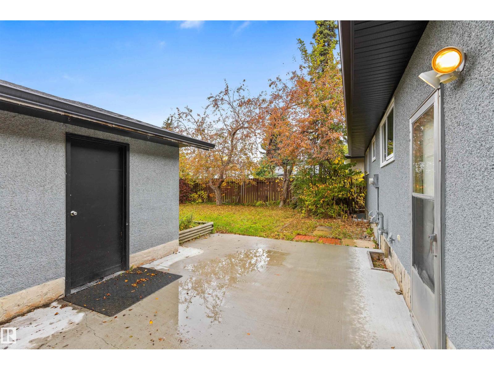 1 LLOYD PL