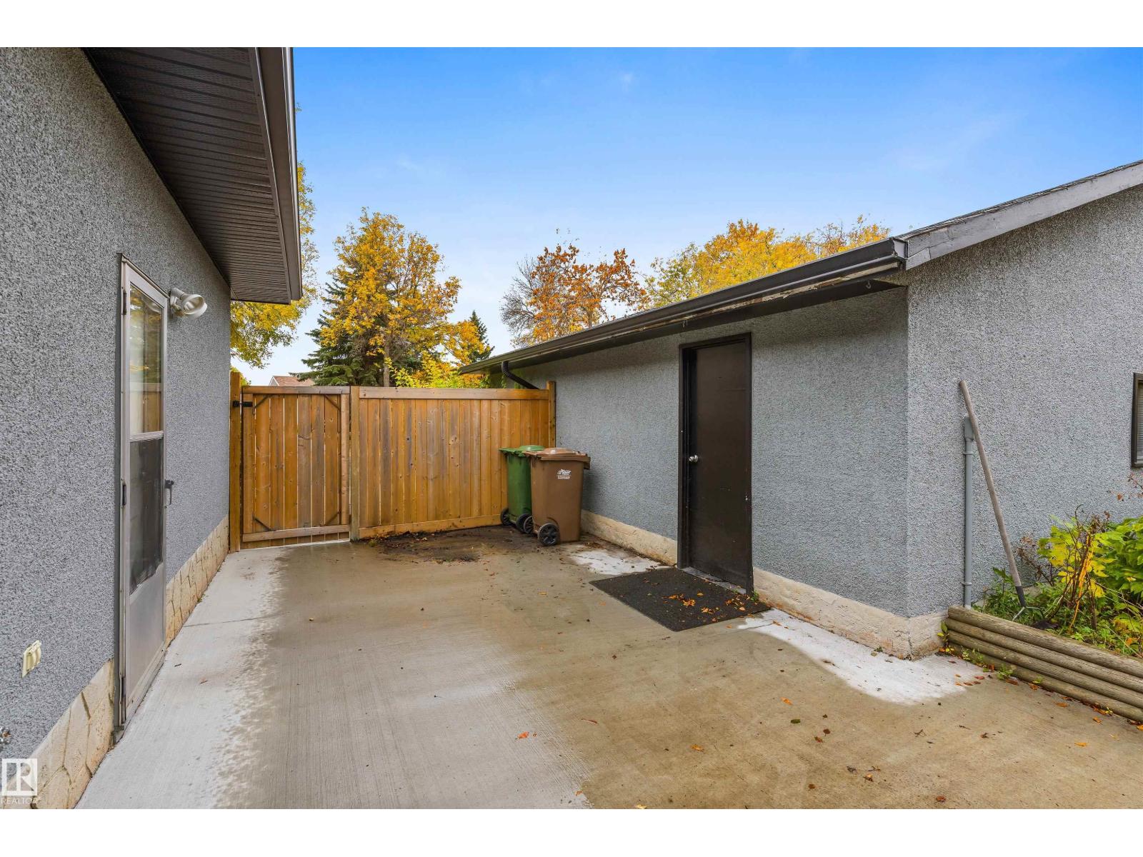 1 LLOYD PL