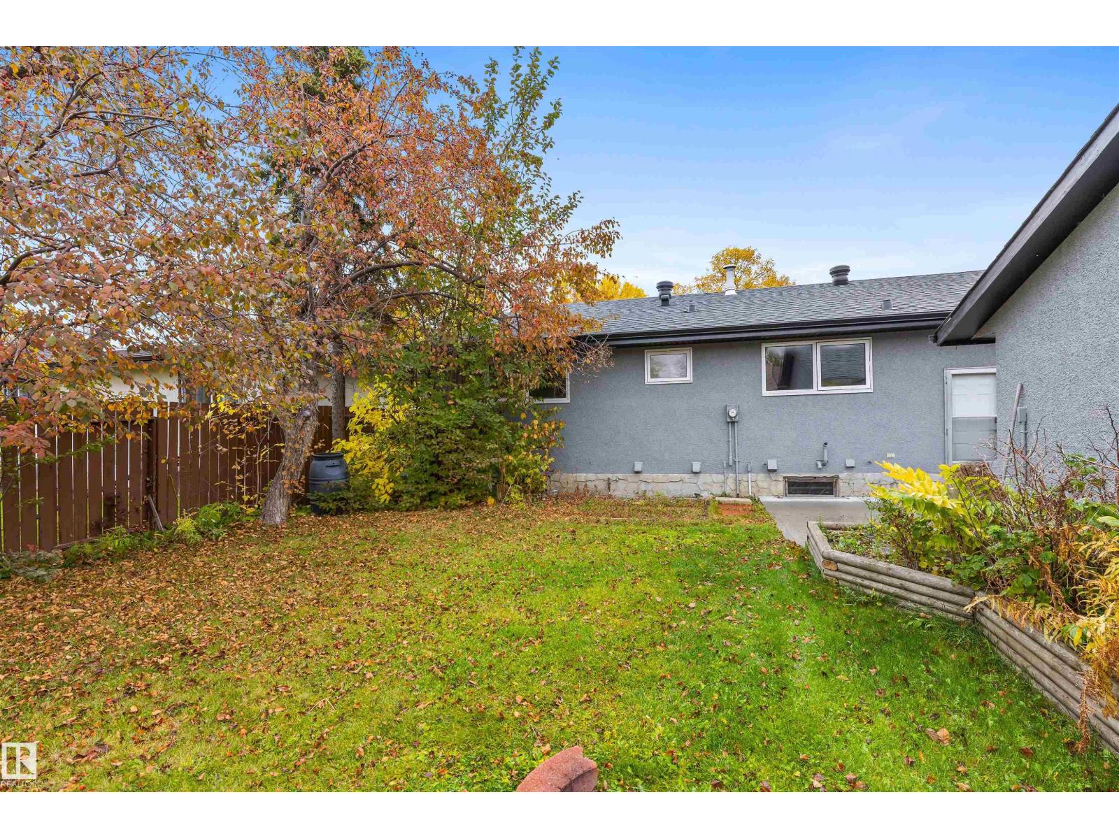 1 LLOYD PL