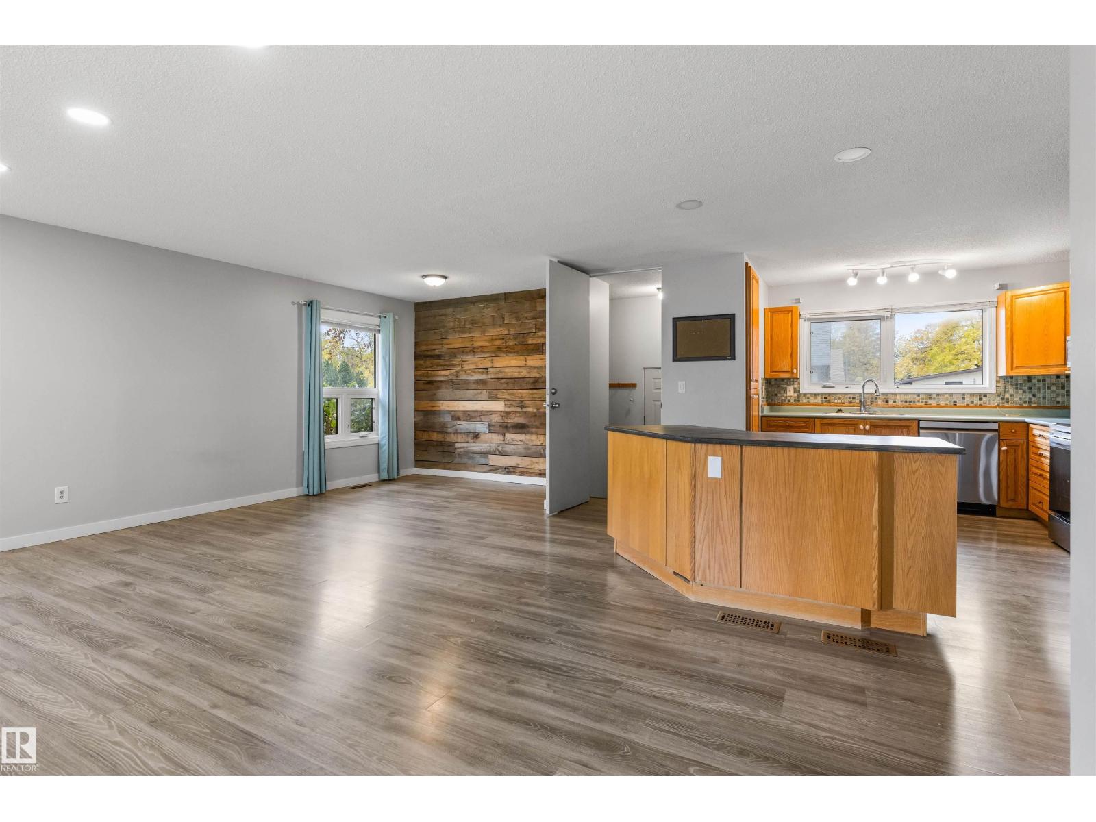 1 LLOYD PL