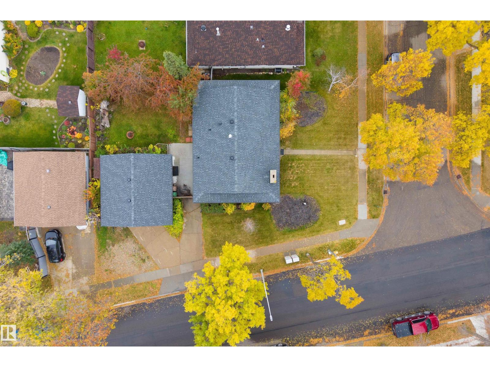 1 LLOYD PL