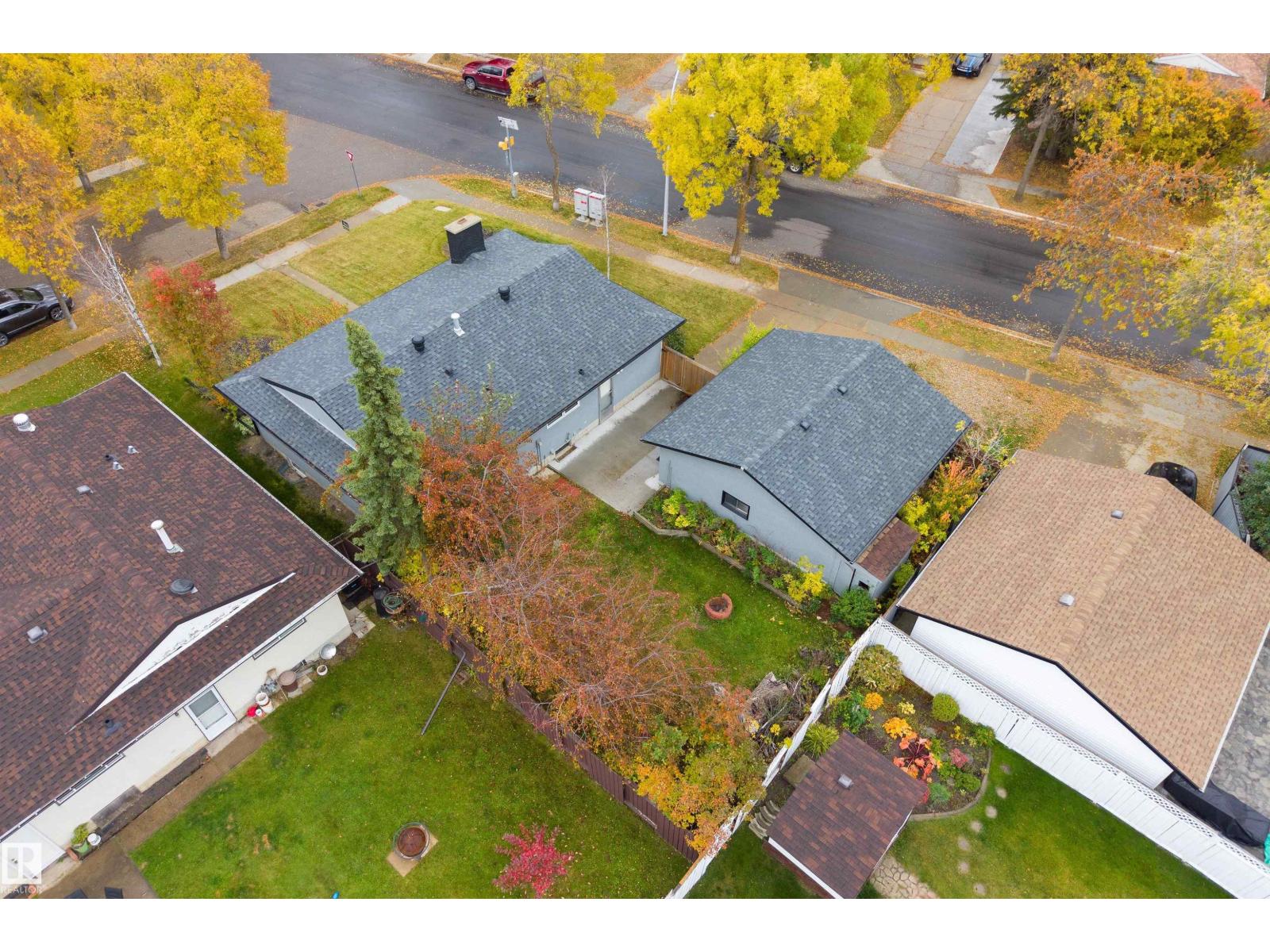 1 LLOYD PL