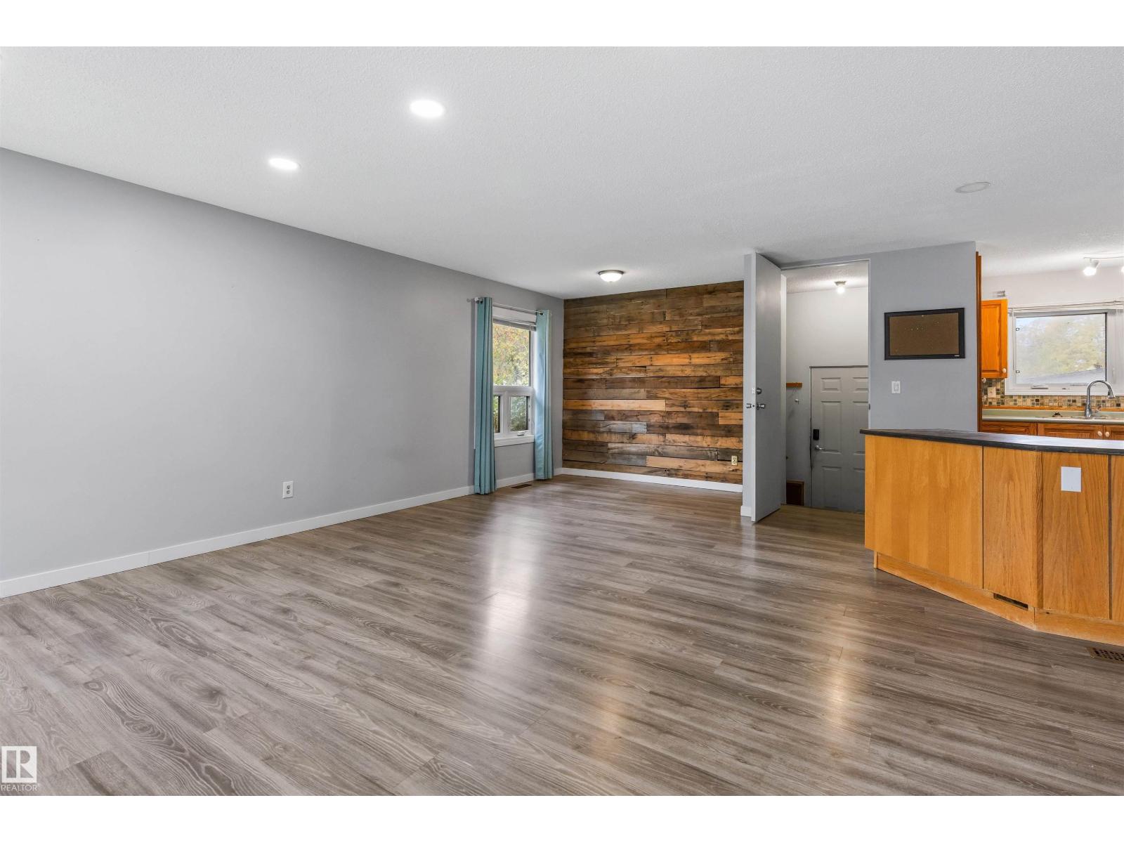 1 LLOYD PL