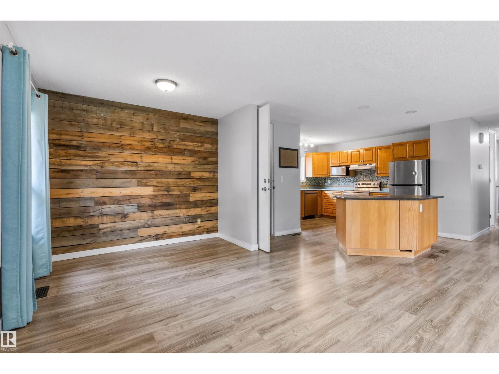 1 LLOYD PL