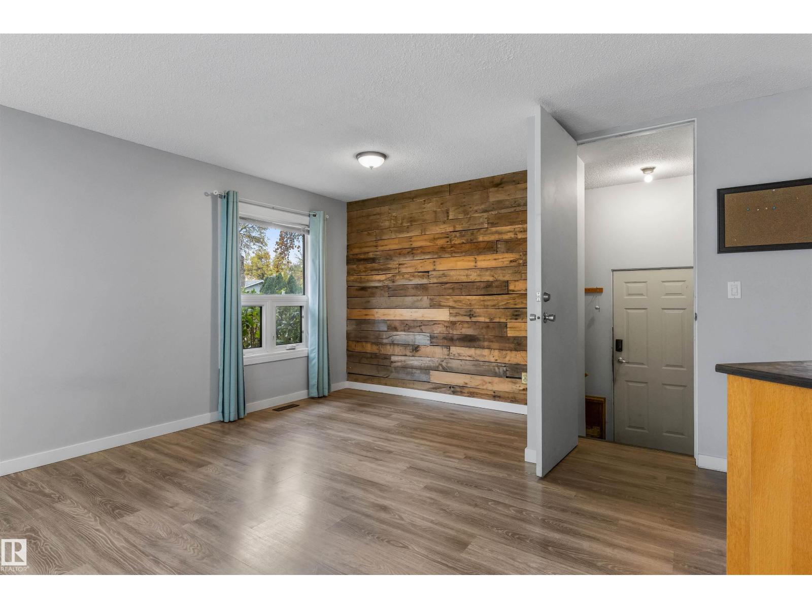 1 LLOYD PL