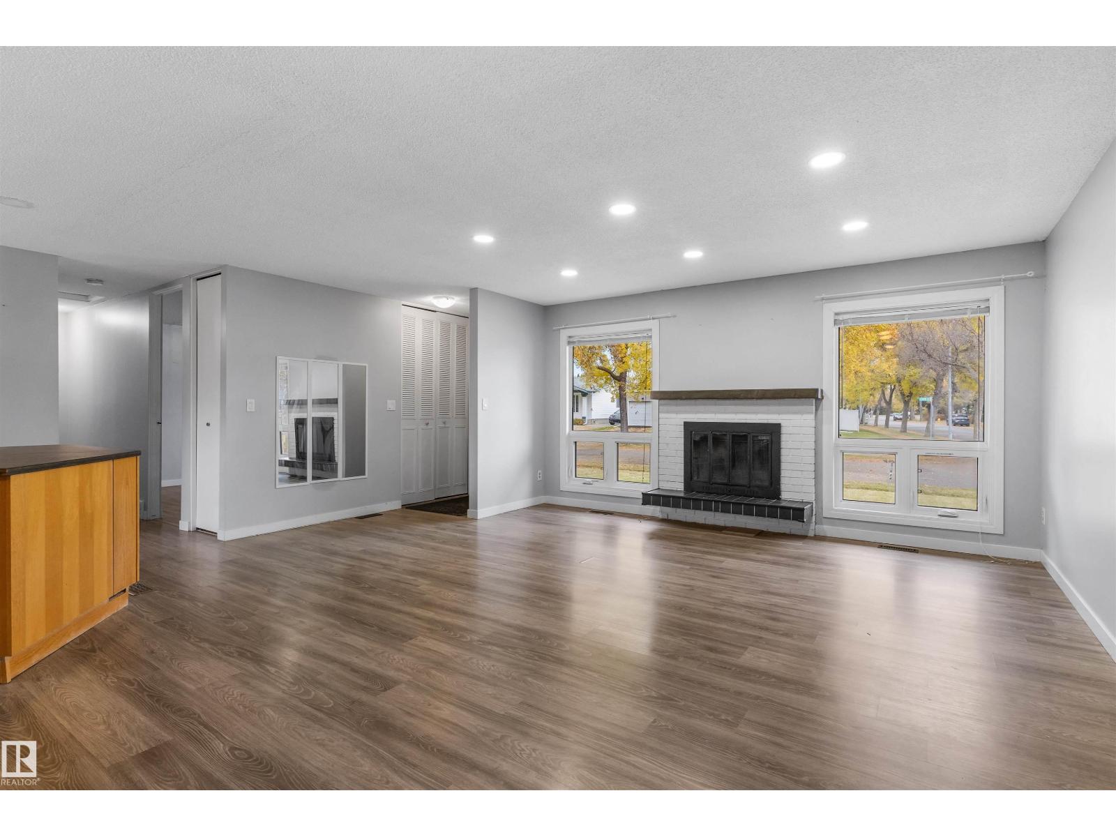 1 LLOYD PL