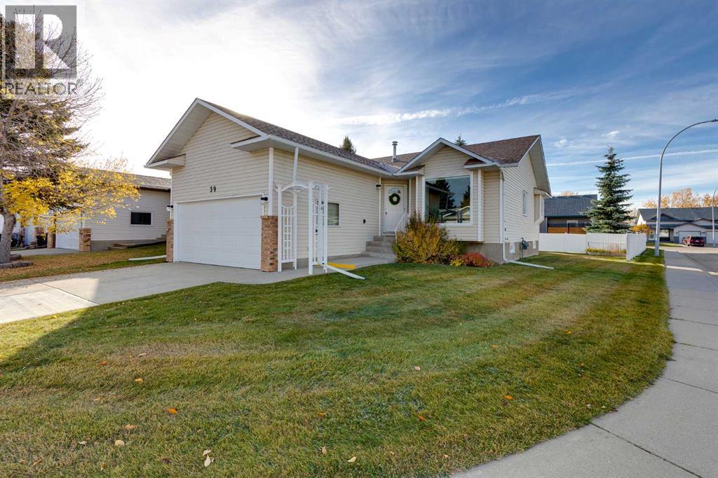39 Woodside Close NW, Airdrie, Alberta  T4B 2C8 - Photo 1 - A2350585