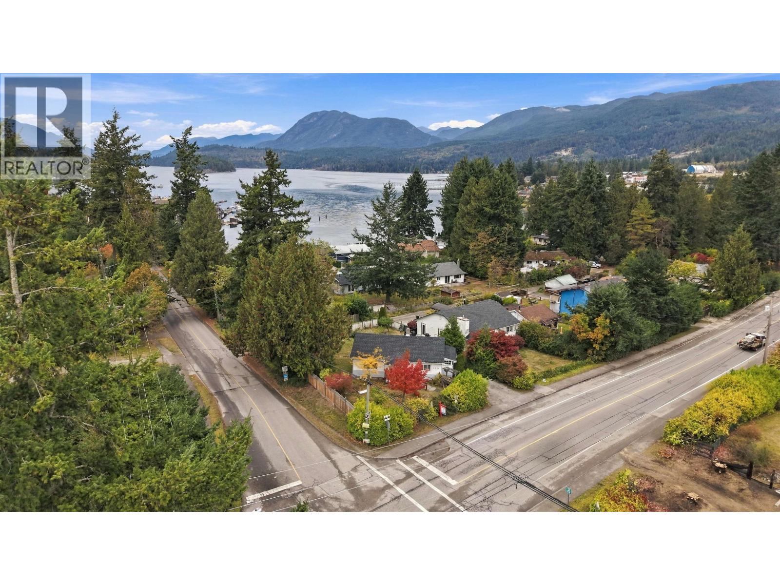 5689 Porpoise Bay Road, Sechelt, British Columbia  V0N 1V0 - Photo 27 - R3171896