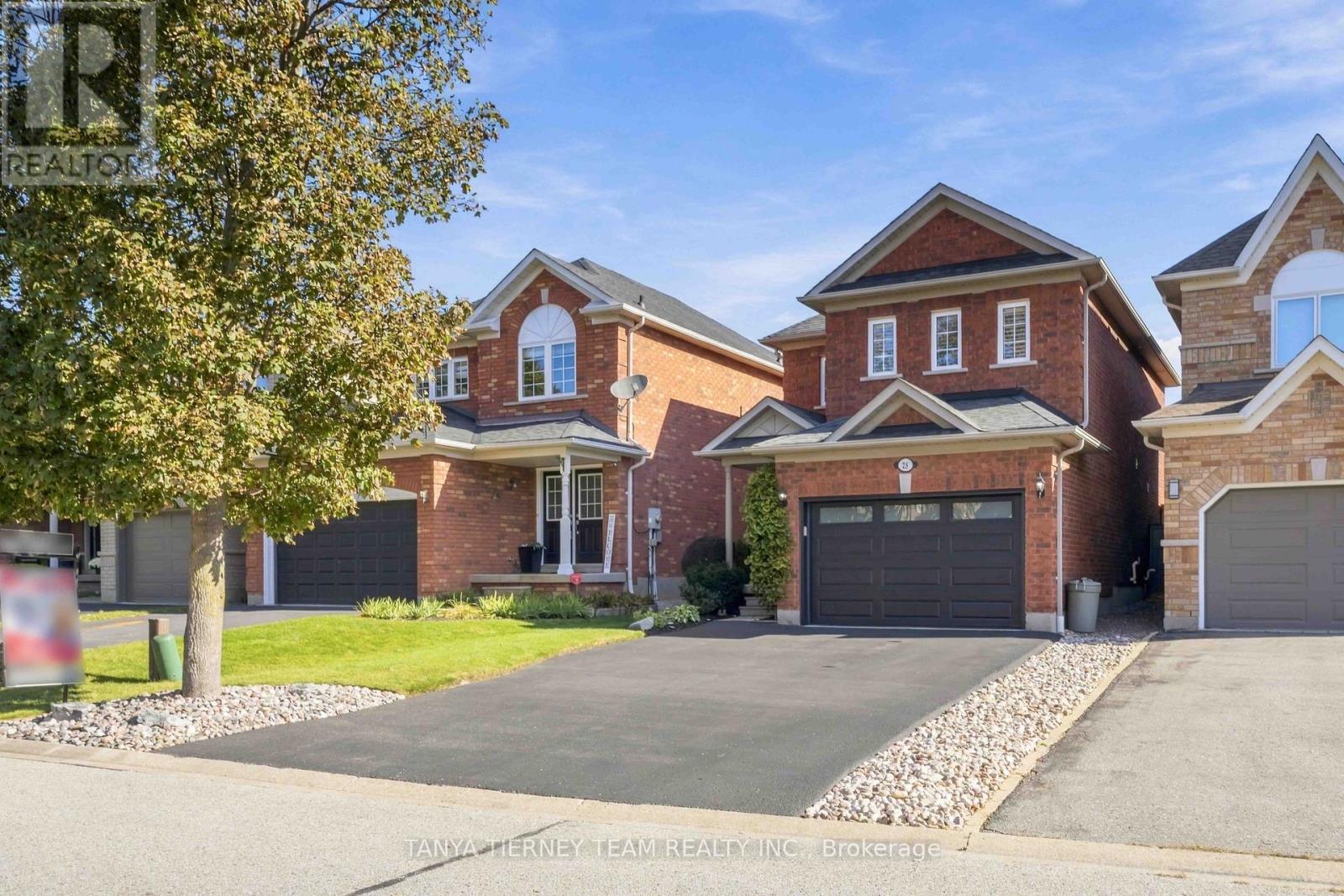 28 Castle Green Drive, Whitby, Ontario  L1R 2P9 - Photo 3 - E13881776