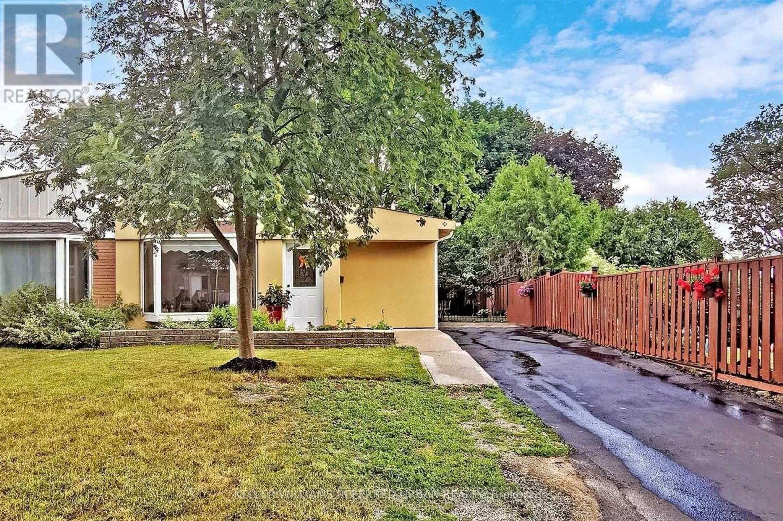 64 Lindsay Avenue, Newmarket, Ontario  L3Y 4N6 - Photo 3 - N13881820
