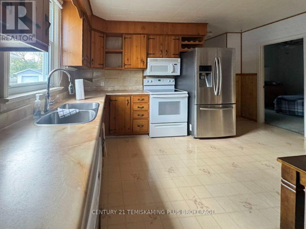 88 KATHERINE STREET Temiskaming Shores (New Liskeard) Ontario Canada P0J1P0 4