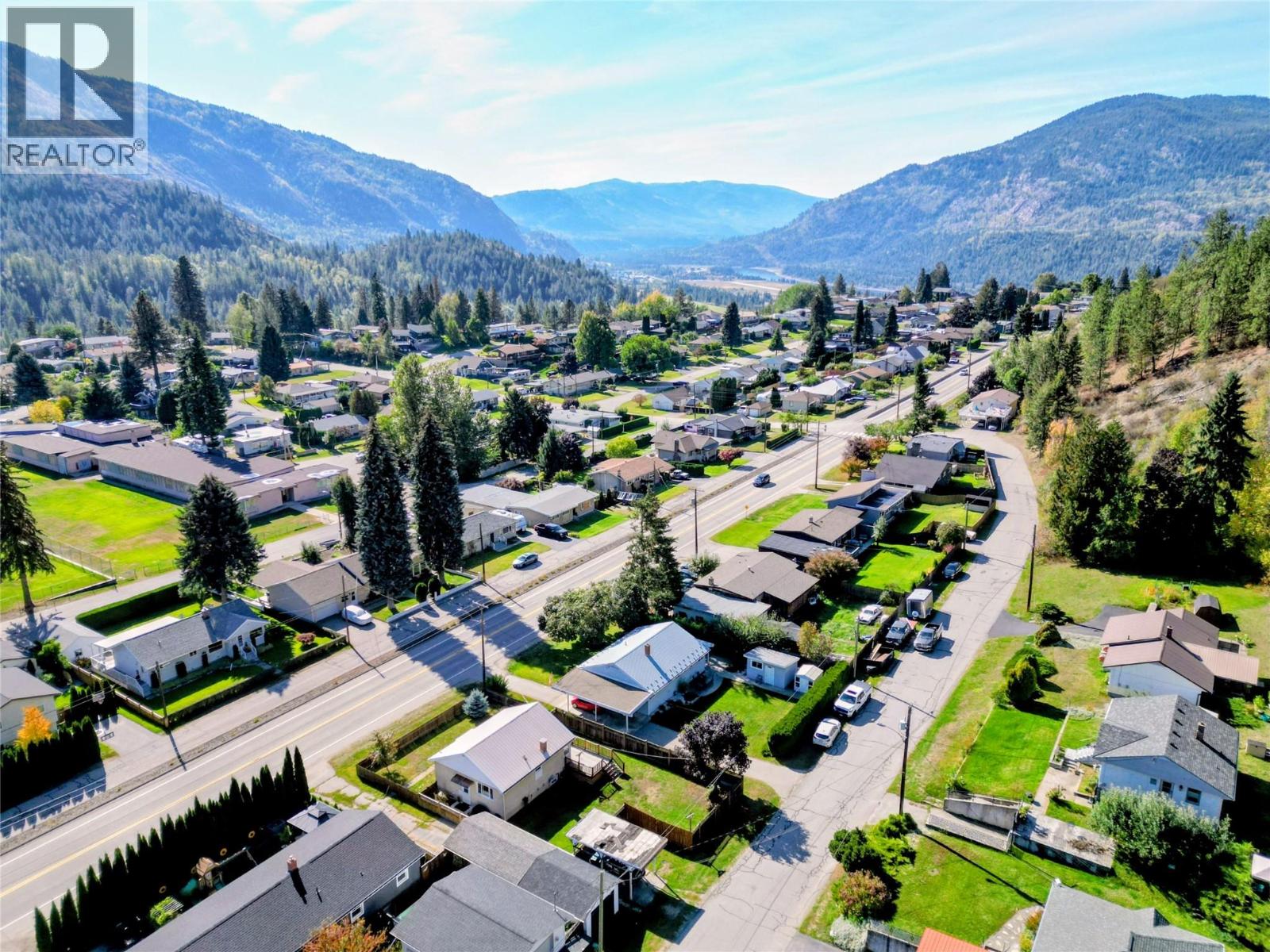 460 10th Avenue, Montrose, British Columbia  V0G 1P0 - Photo 3 - 10402456