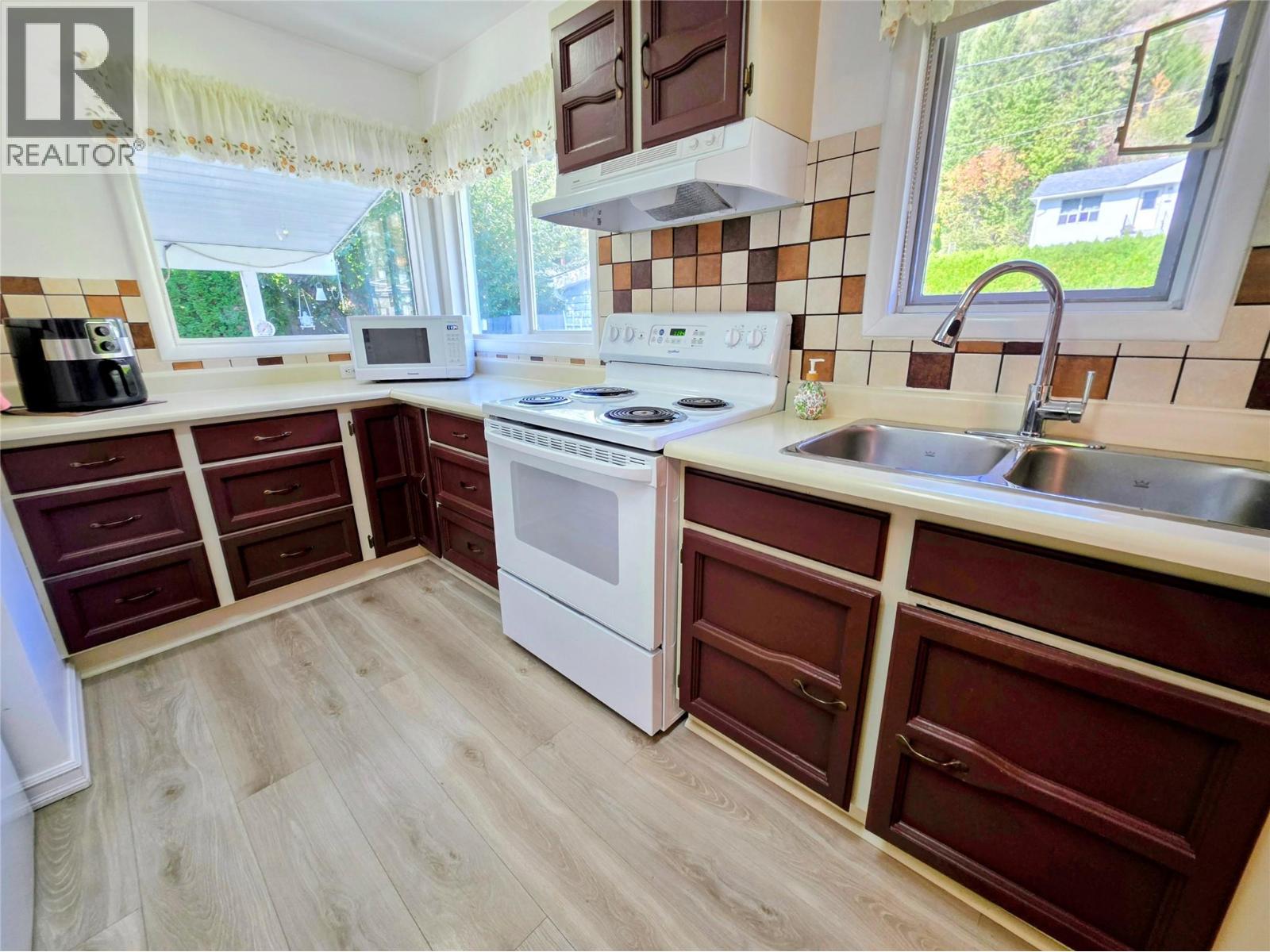 460 10th Avenue, Montrose, British Columbia  V0G 1P0 - Photo 8 - 10402456