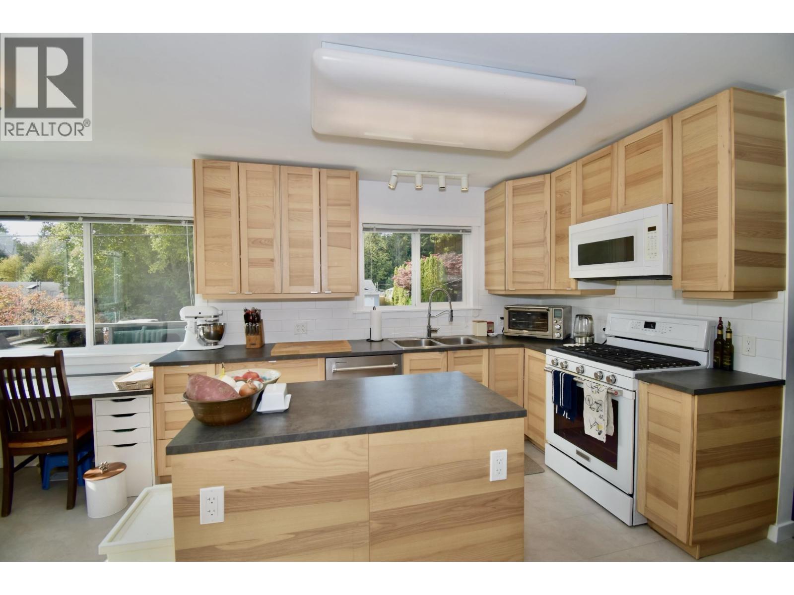 1822 Hall Road, Sechelt, British Columbia  V7Z 0A9 - Photo 12 - R3174161