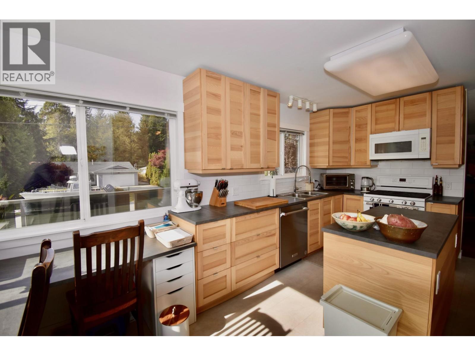 1822 Hall Road, Sechelt, British Columbia  V7Z 0A9 - Photo 13 - R3174161