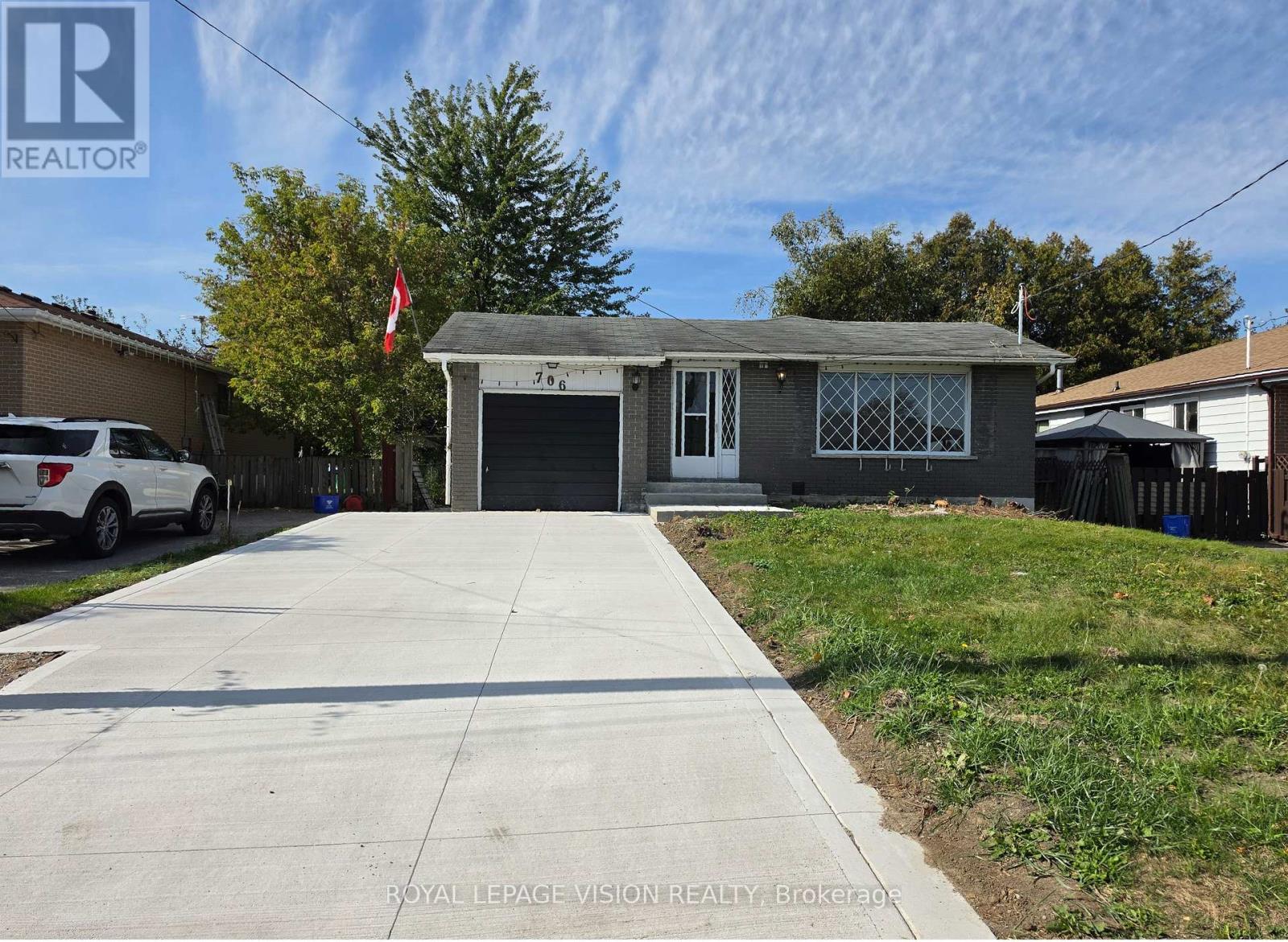 Upper - 706 Leaside Street, Pickering, Ontario  L1W 2X1 - Photo 2 - E13795698