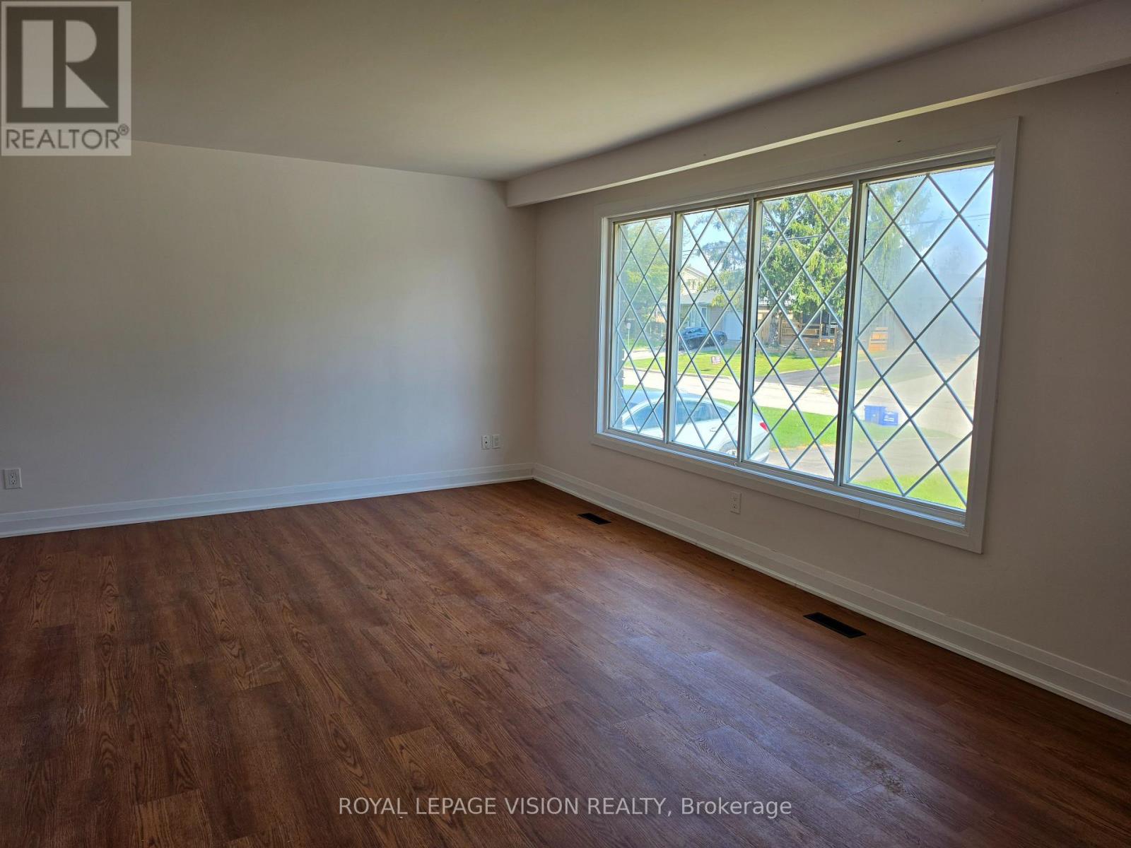 Upper - 706 Leaside Street, Pickering, Ontario  L1W 2X1 - Photo 4 - E13795698