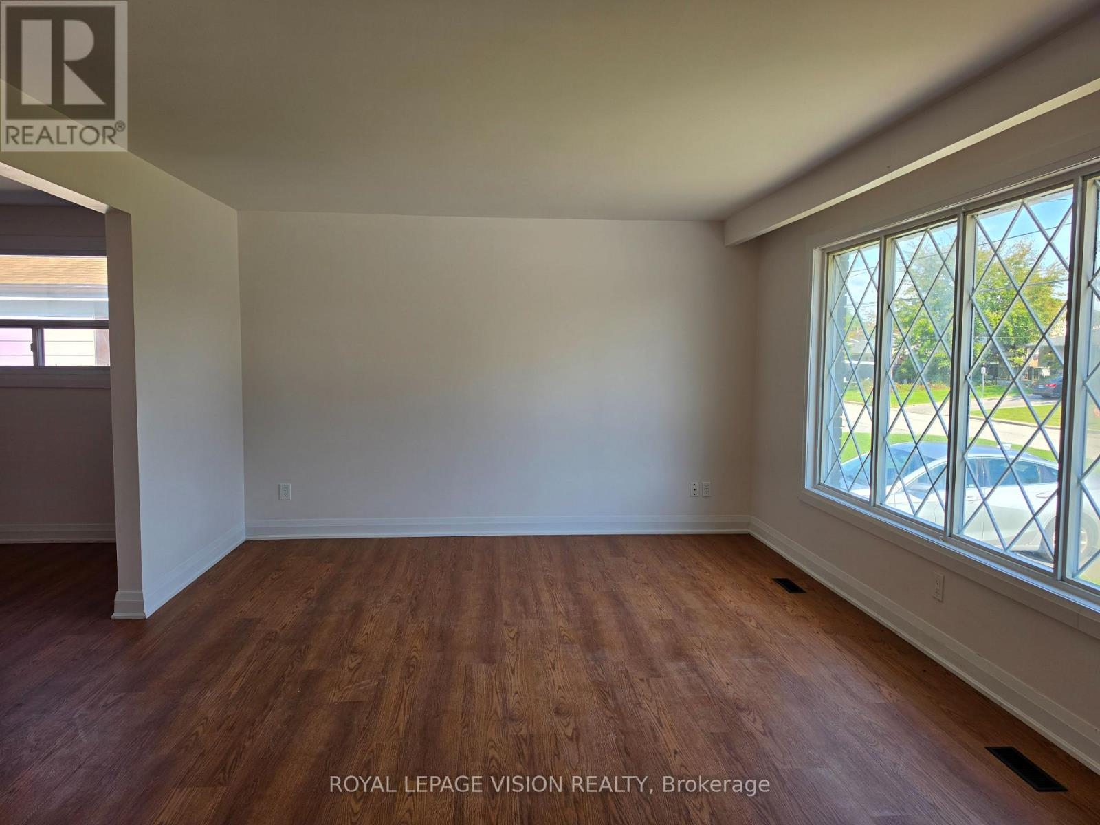 Upper - 706 Leaside Street, Pickering, Ontario  L1W 2X1 - Photo 5 - E13795698