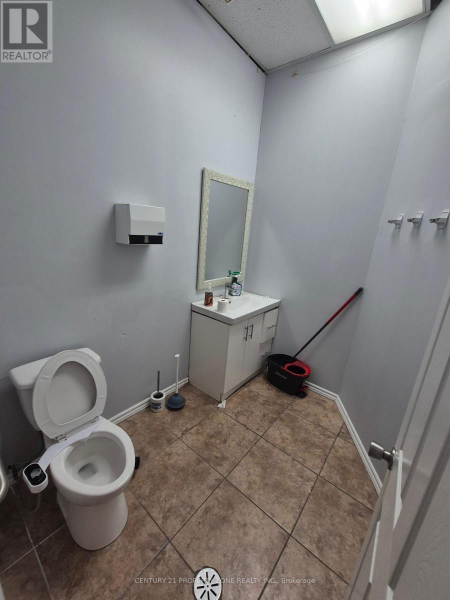 808 Britannia Road, Mississauga, Ontario  L5V 0A7 - Photo 4 - W13874432