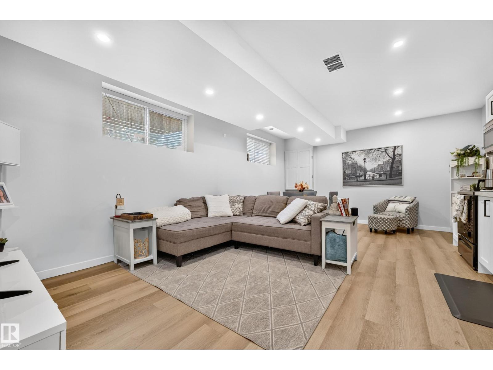 9320 71 AV NW NW
