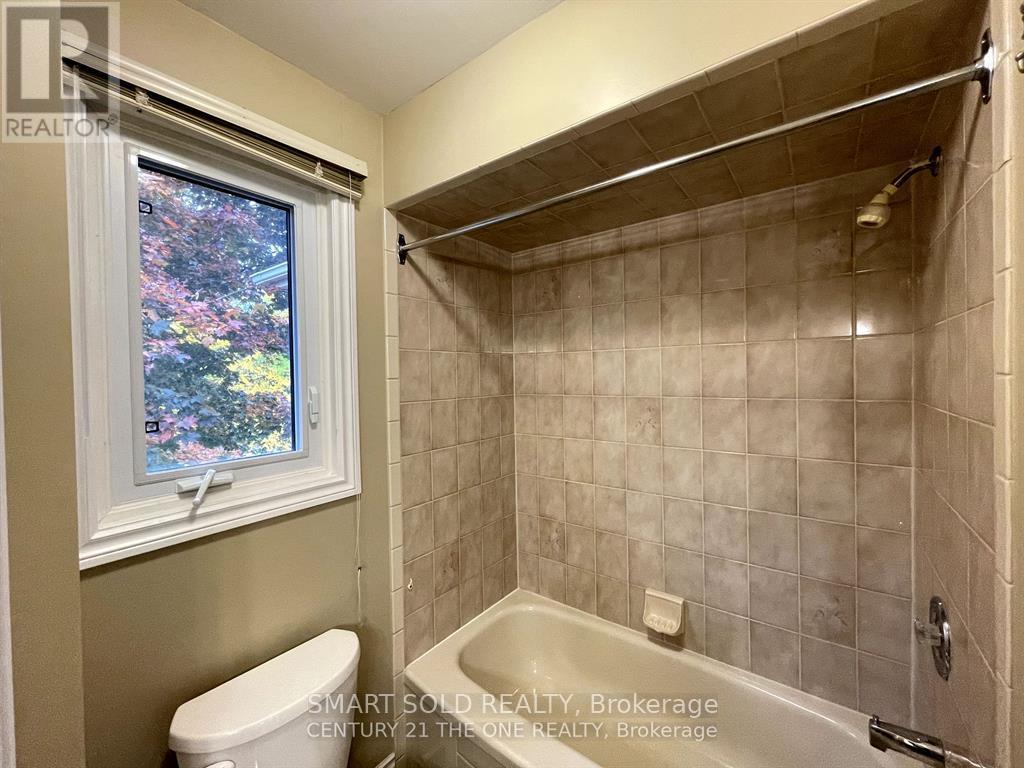 Upper - 330 Leacock Drive, Barrie, Ontario L4N 6J8 - Photo 3 - S13882498