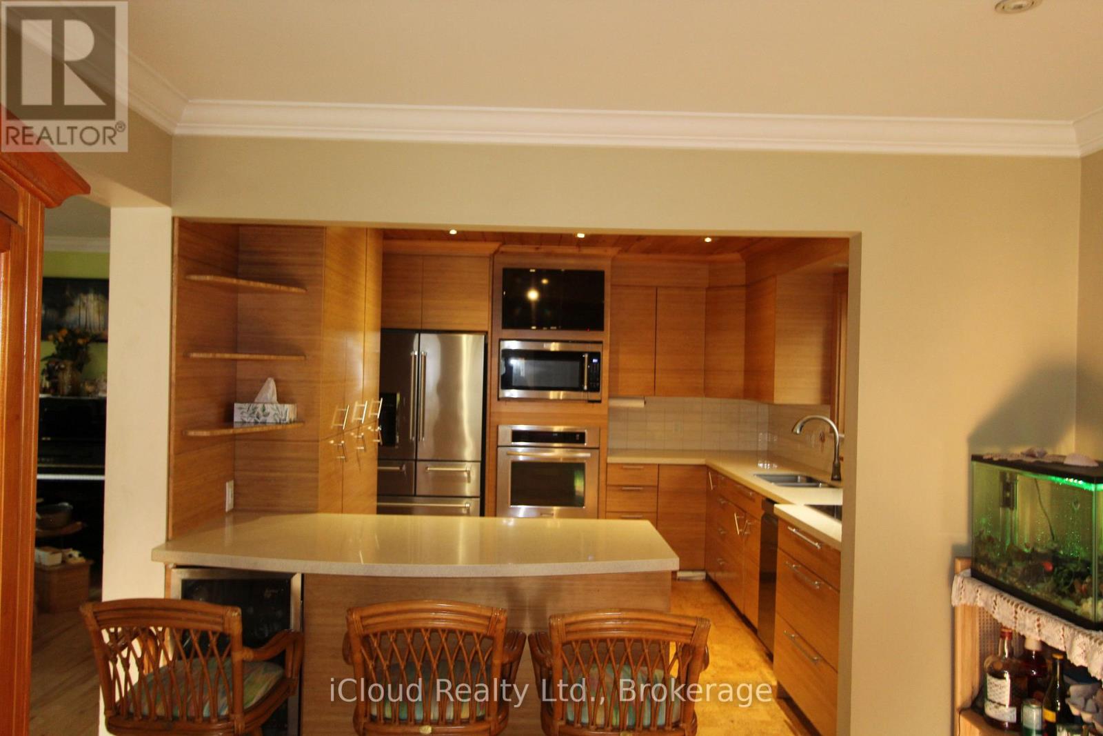623 Hartfordshire Lane, Mississauga, Ontario  L5B 2W9 - Photo 2 - W13882464