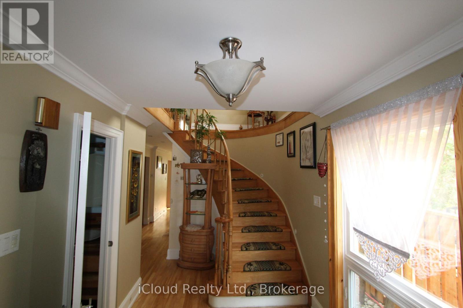623 Hartfordshire Lane, Mississauga, Ontario  L5B 2W9 - Photo 3 - W13882464