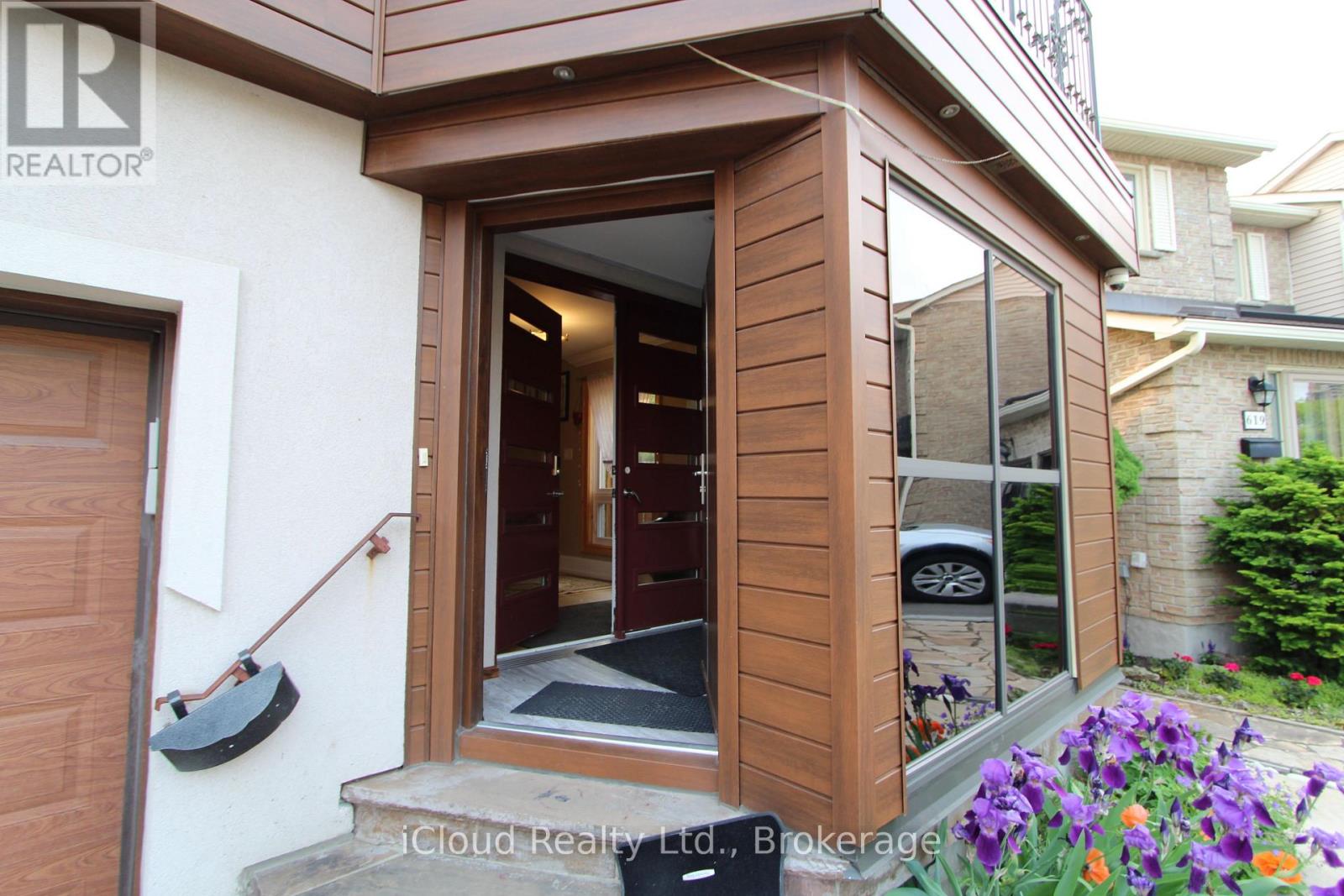 623 Hartfordshire Lane, Mississauga, Ontario  L5B 2W9 - Photo 4 - W13882464