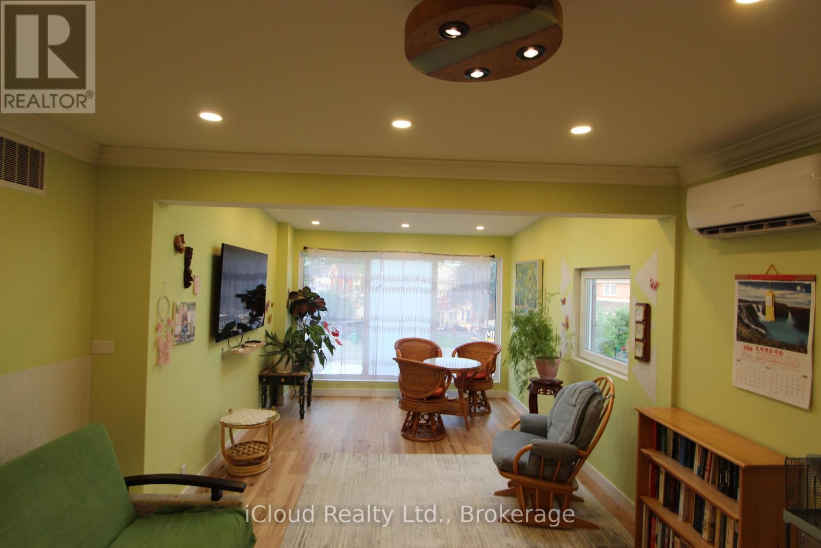 623 Hartfordshire Lane, Mississauga, Ontario  L5B 2W9 - Photo 5 - W13882464