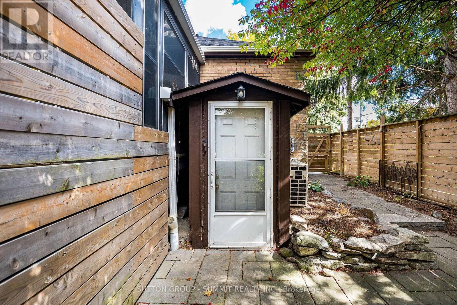 32 Ellis Avenue, Toronto, Ontario  M6S 2X1 - Photo 4 - W13882530