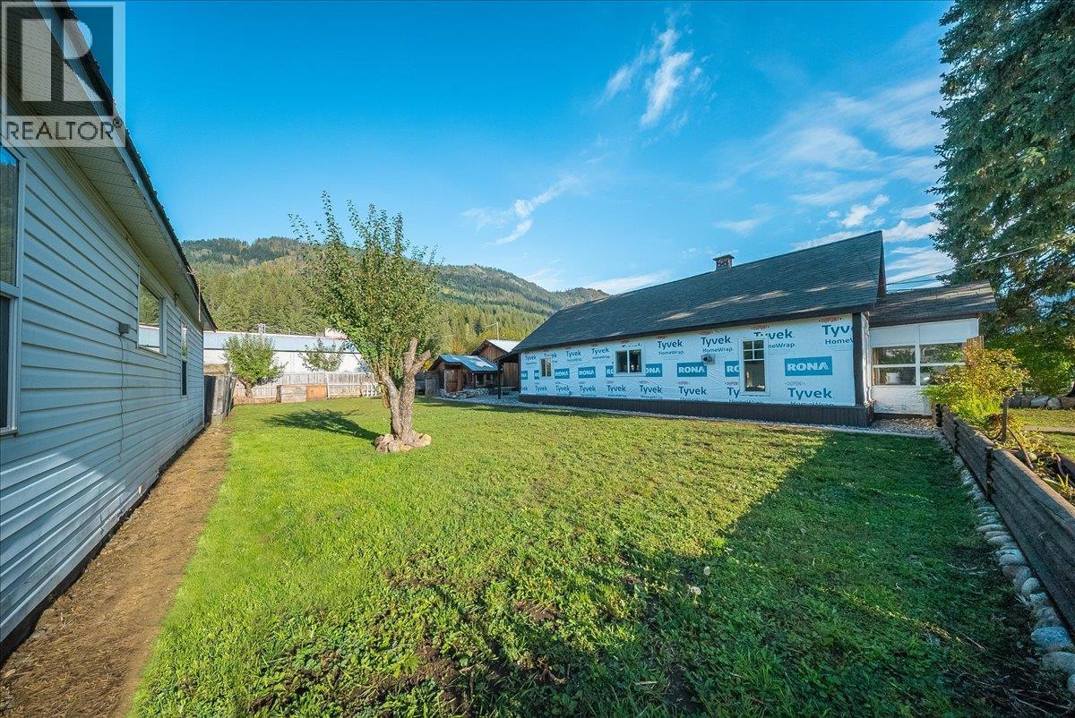 514 Davies Avenue, Salmo, British Columbia V0G 1Z0 - Photo 7 - 10402583
