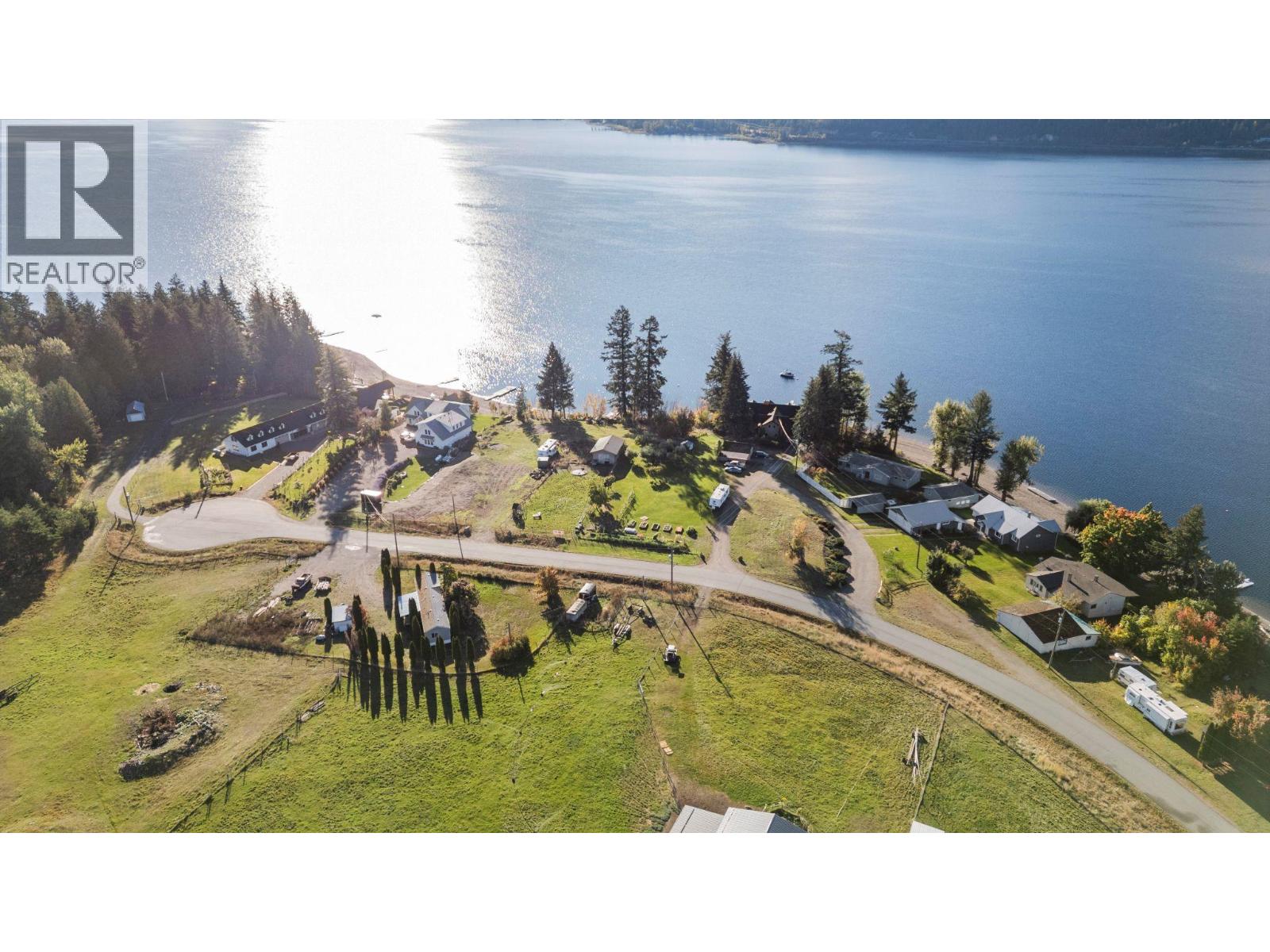 2836 Simpson Road, Lee Creek, British Columbia  V0E 1M4 - Photo 17 - 10402842