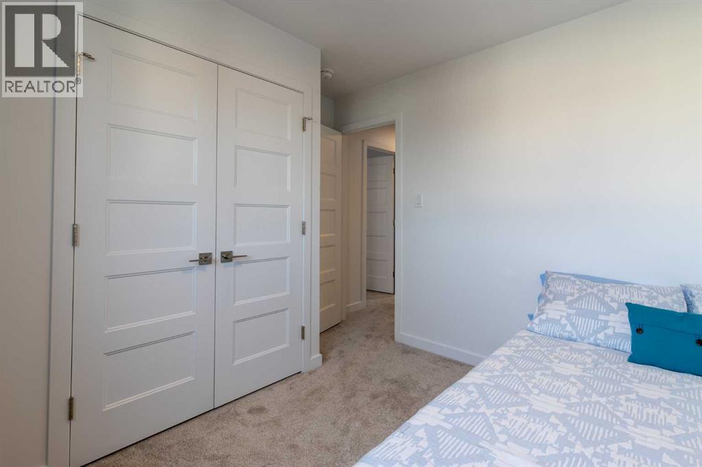 22 Goldenrod Place W