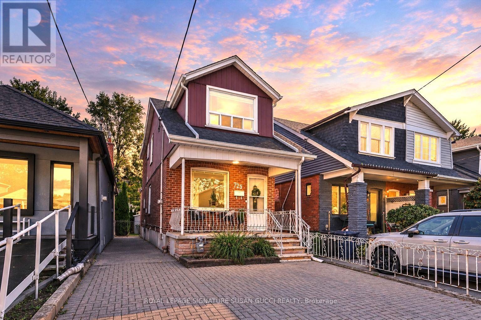 725 SAMMON AVENUE, Toronto, Ontario