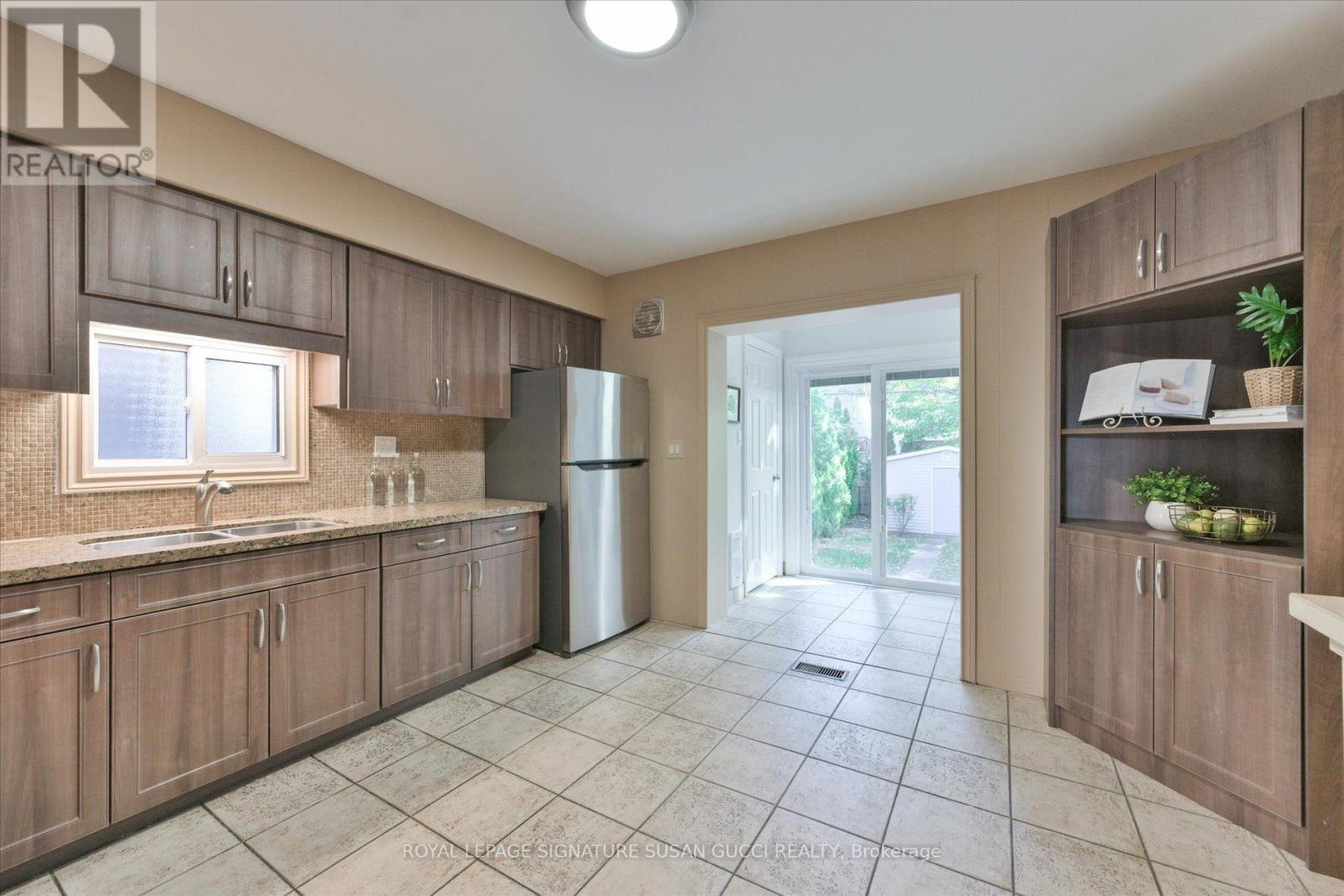 725 Sammon Avenue, Toronto, Ontario  M4C 2E3 - Photo 8 - E13882754