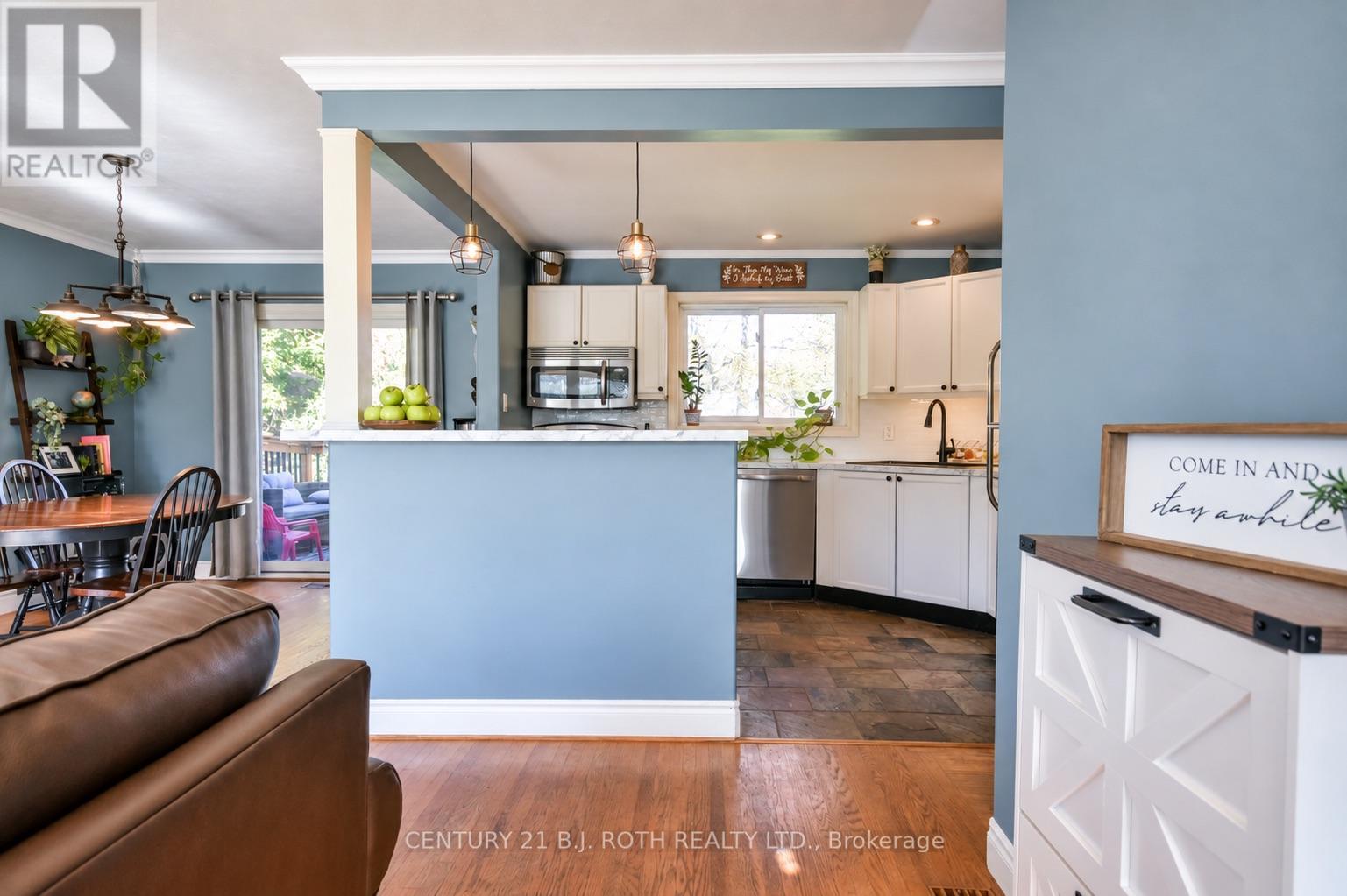 74 Rose Street, Barrie, Ontario  L4M 2T2 - Photo 4 - S13881686