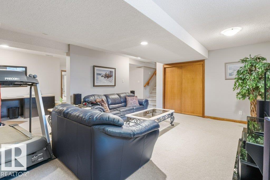 21 LORNE CR