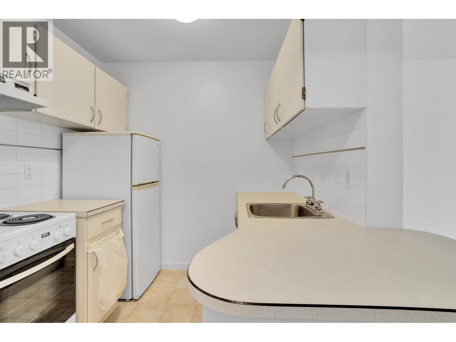 303 150 E 15th Street, North Vancouver, British Columbia  V7L 4N9 - Photo 4 - R3174209