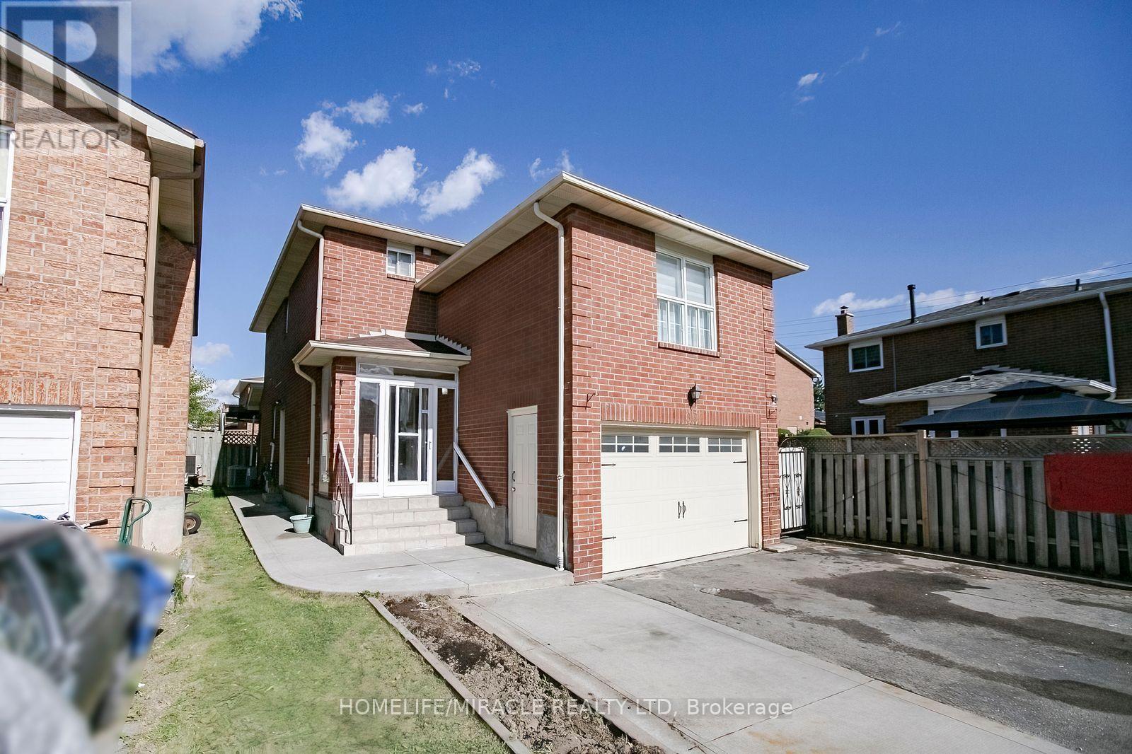 33 Adam Street, Brampton, Ontario  L6Z 2S2 - Photo 2 - W13883110