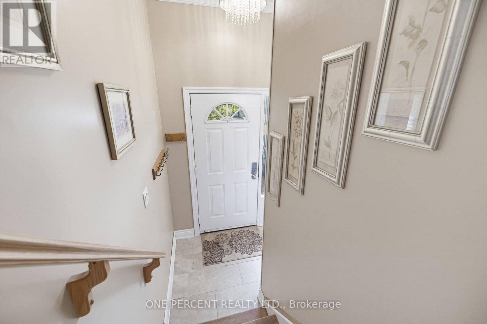 51 Courtleigh Square, Brampton, Ontario  L6Z 1J2 - Photo 5 - W13883162