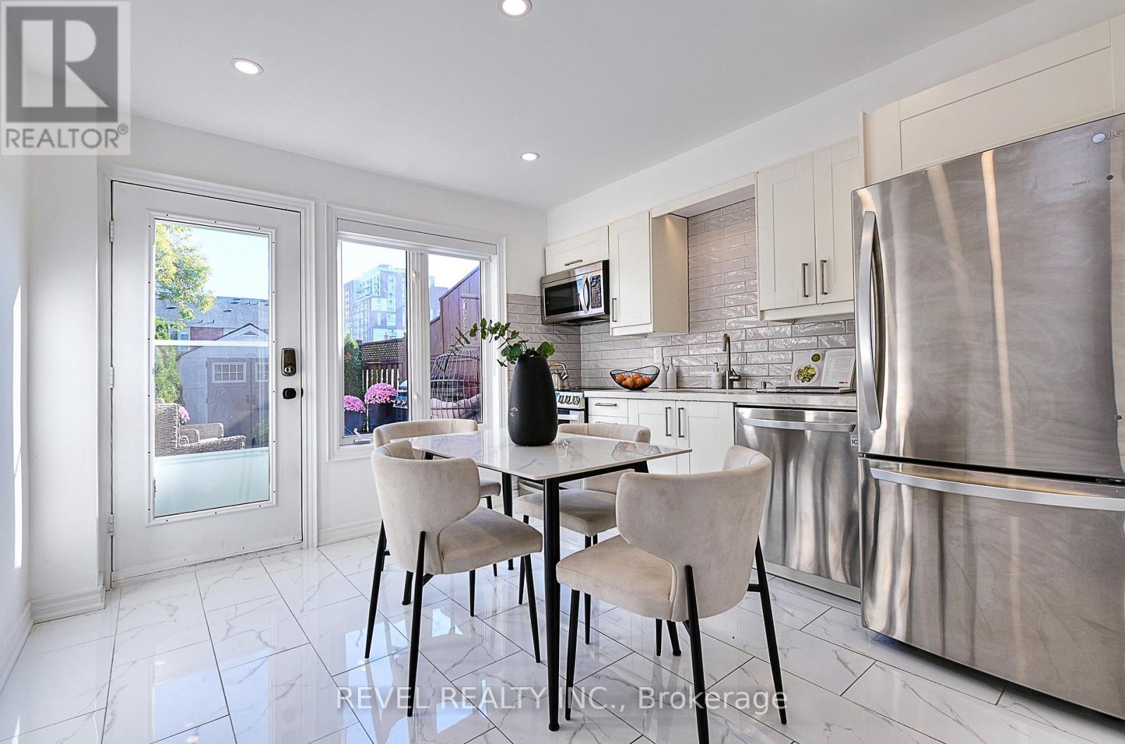 399 Perth Avenue, Toronto, Ontario  M6P 3Y5 - Photo 5 - W13883264