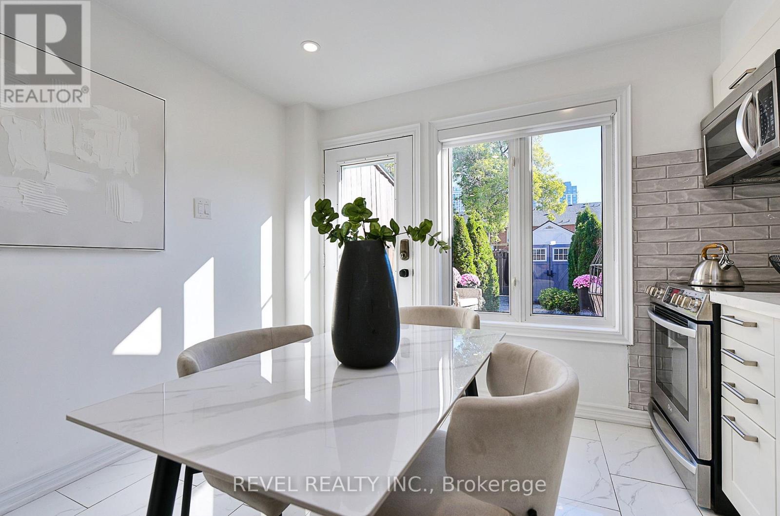 399 Perth Avenue, Toronto, Ontario  M6P 3Y5 - Photo 8 - W13883264