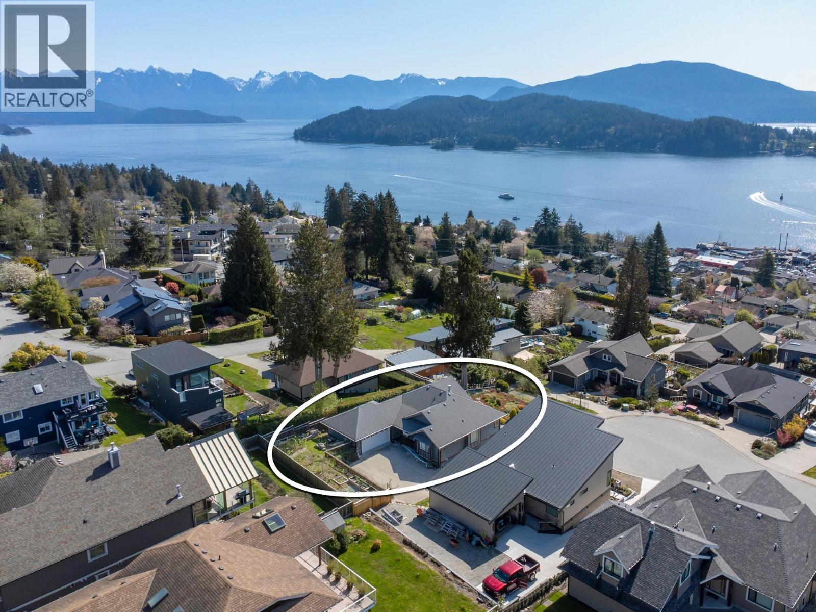 496 Spyglass Place, Gibsons, British Columbia  V0N 1V9 - Photo 9 - R3173265