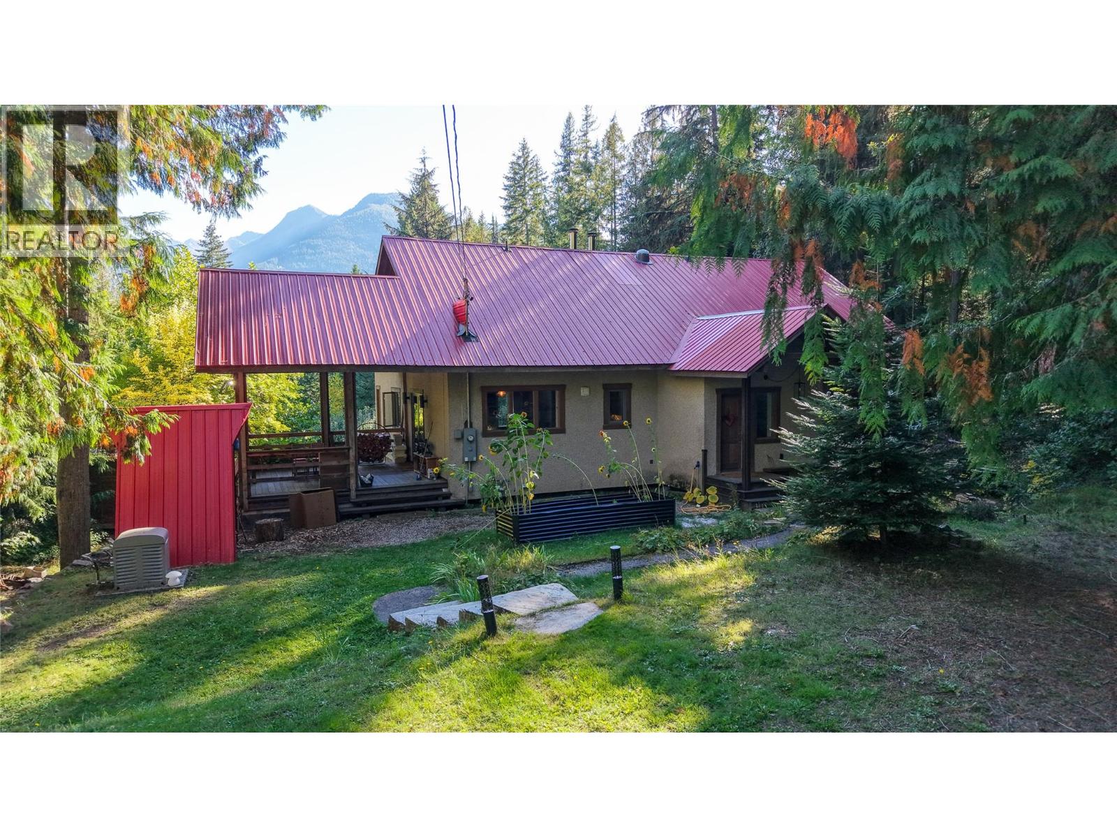 7025 Beggs Road, Nelson, British Columbia V1L 5P6 - Photo 1 - 10403009