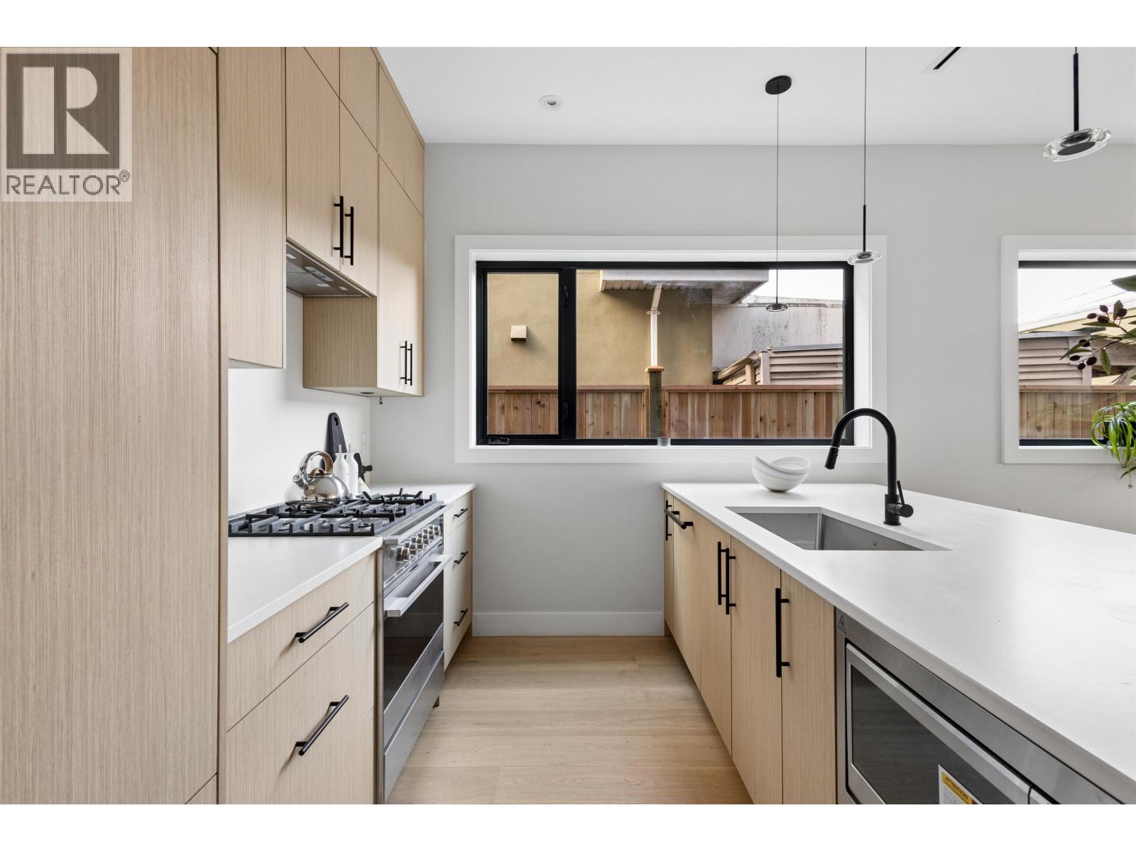 3 2017 E 23rd Avenue, Vancouver, British Columbia  V5N 2T9 - Photo 3 - R3171225