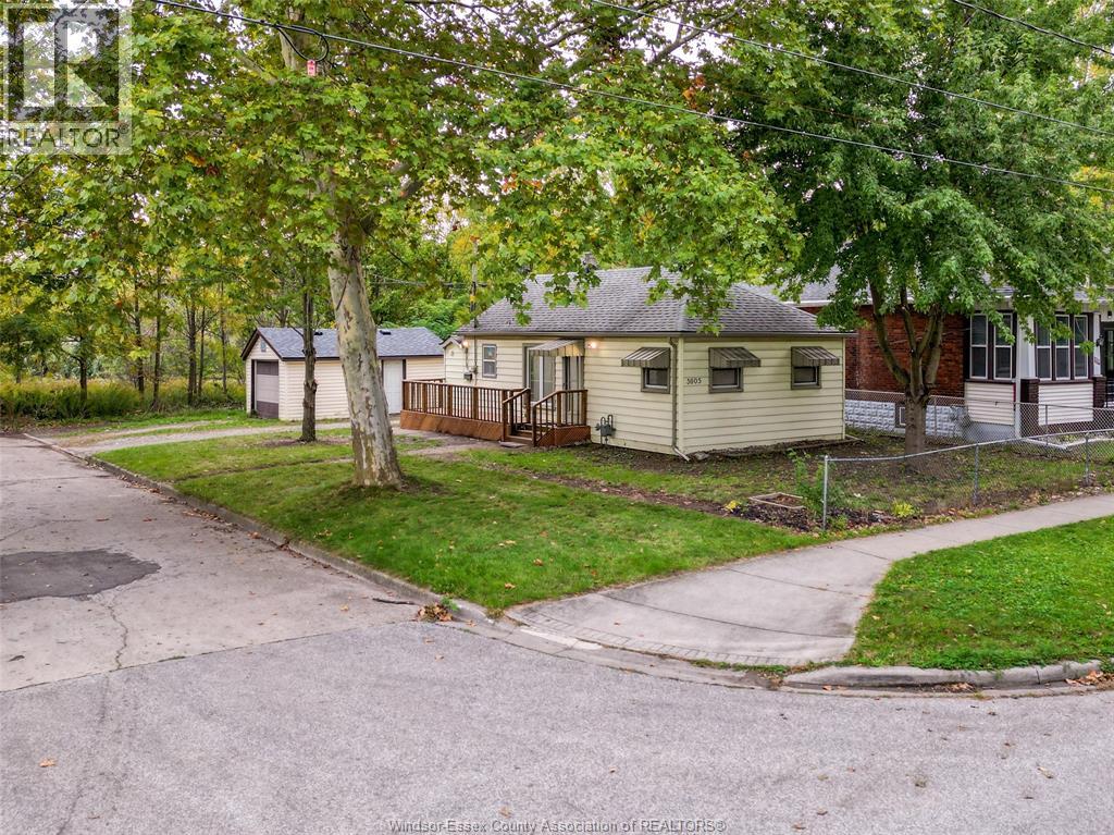 3605 Bloomfield, Windsor, Ontario  N9C 1S1 - Photo 2 - 26024129