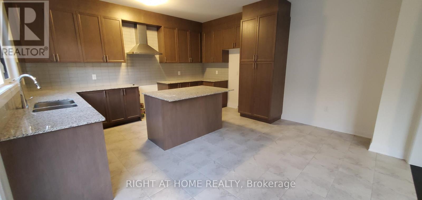 18 Kings Hill Drive, Brampton, Ontario  L7A 0B8 - Photo 5 - W13883516