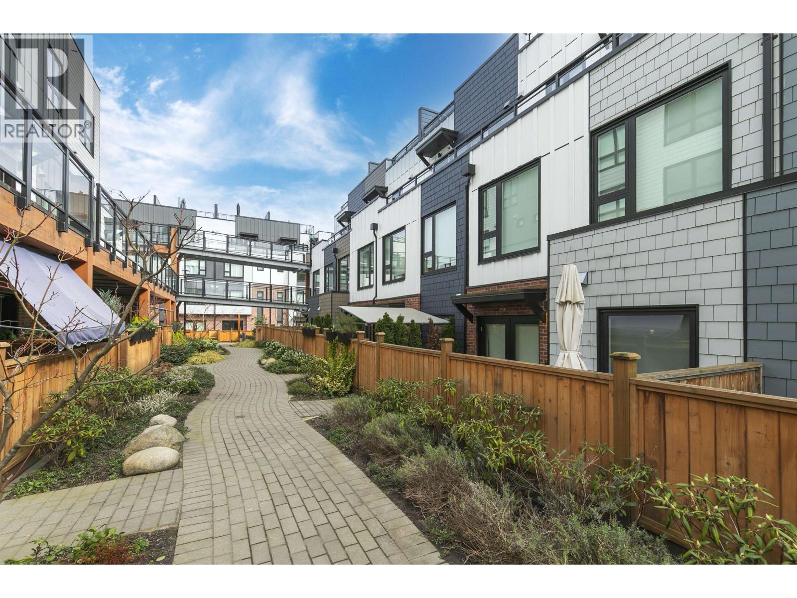 356 555 2nd E Street, North Vancouver, British Columbia  V7L 1E1 - Photo 1 - R3174312